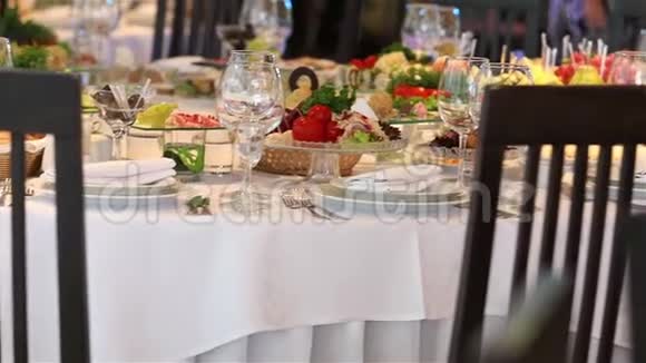 宴会桌上有装饰服务员打开一瓶葡萄酒在餐馆的宴会餐厅的内部视频的预览图