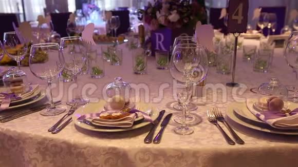 宴会桌上有装饰服务员打开一瓶葡萄酒在餐馆的宴会餐厅的内部视频的预览图