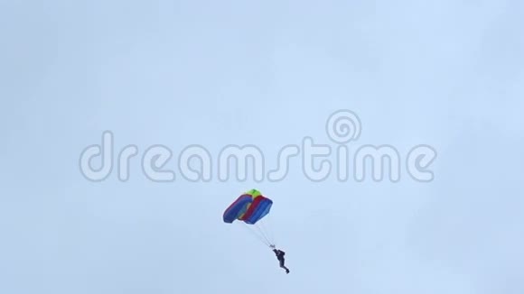 跳伞者在空中翱翔视频的预览图