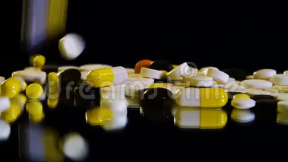 药物片和药丸从上面落下的特写视频的预览图