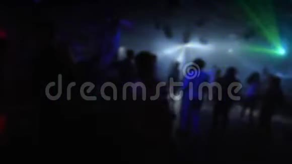 夜总会舞池里一群跳舞的人模糊的轮廓视频的预览图