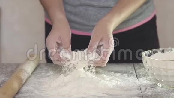 年轻的厨师用面粉拍拍手动作缓慢视频的预览图