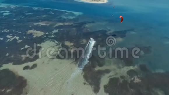 令人难以置信的空中无人机4k在热带晴天海面上专业冲浪者风筝冲浪视频的预览图