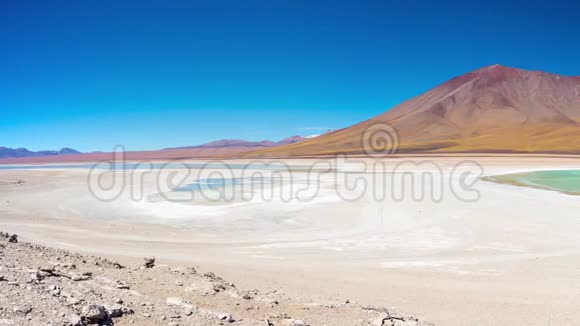 玻利维亚和智利之间的安第斯山脉著名的绿泻湖一个冰冻的盐湖在去法姆的路上视频的预览图
