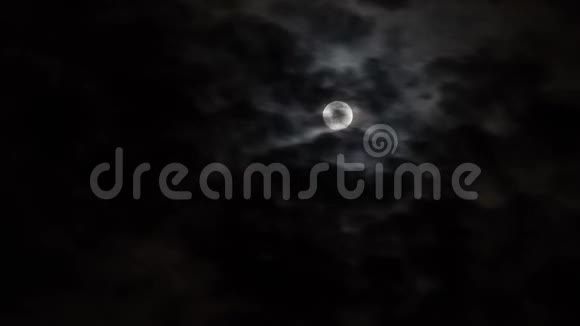 月亮时光流逝阴云密布的夜晚视频的预览图