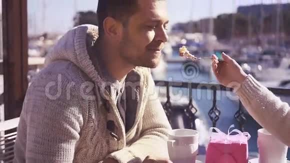 一对情侣在约会一个男人从女人手里吃蛋糕视频的预览图