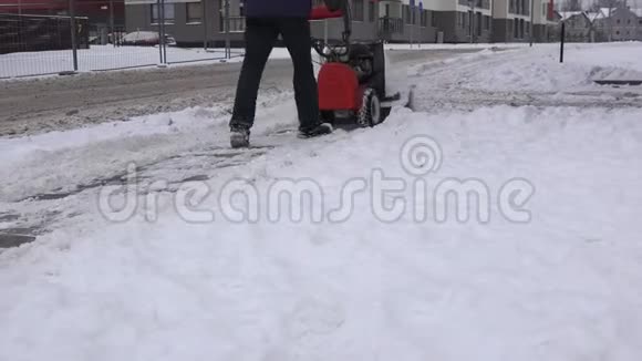 工人们在城市里清扫积雪的人行道4K视频的预览图