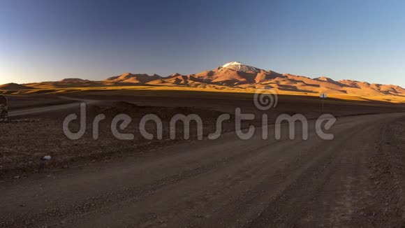 日落时的安第斯山全景玻利维亚和智利之间的公路之旅安第斯沙漠高地4x4公路有积雪覆盖的山地视频的预览图