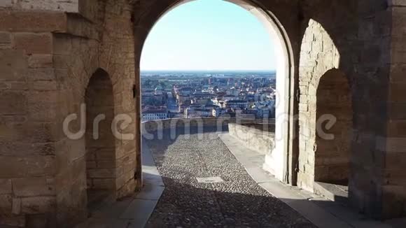 贝加莫意大利古老的城镇旧门上的景观名为圣贾科莫门和下城视频的预览图