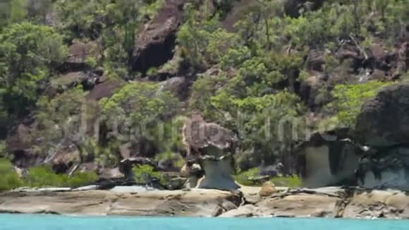 蓝色海岸边的大岩岛视频的预览图
