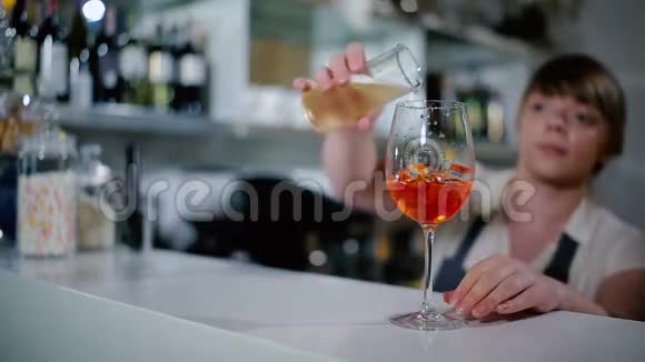 女人把饮料倒进玻璃杯里视频的预览图