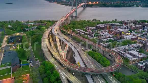 在纽约市布鲁克林的VerrazanoBidge和立交桥的空中景观时间推移dronelapse视频的预览图
