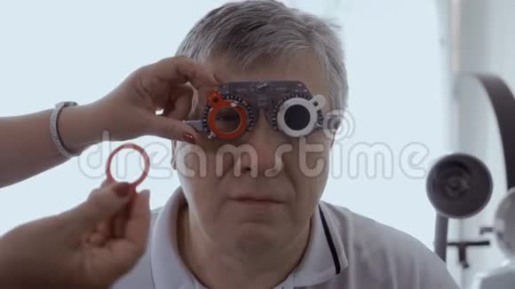 用光学试验架检查视力视频的预览图