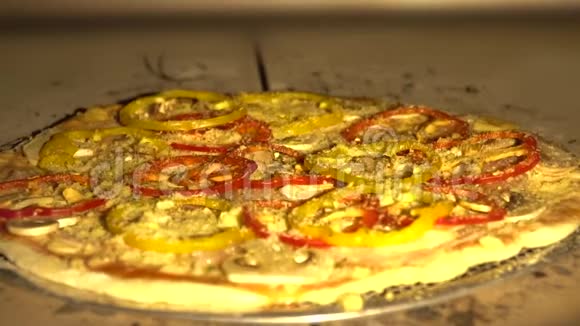 在烤箱里烤披萨时间流逝视频的预览图