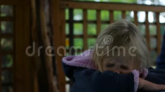 小女孩在凉亭里哭秋天的雨天视频的预览图