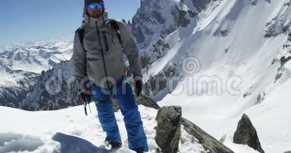 阳光明媚的一天登山者在雪山上的肖像登山滑雪活动滑雪者冬天下雪视频的预览图