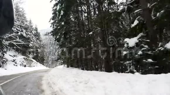 冬季驾车穿越山区的侧景视频的预览图