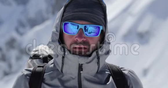 阳光明媚的一天登山者在雪山上的肖像登山滑雪活动滑雪者冬天下雪视频的预览图