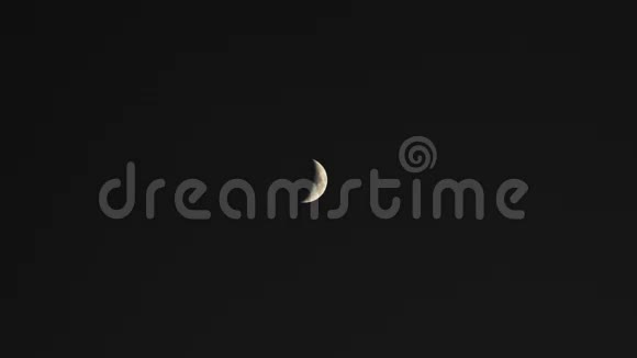 天空中的年轻月亮视频的预览图