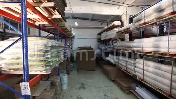 罗勒织物存放在原料仓库团中装满纺织品织物仓库和视频的预览图