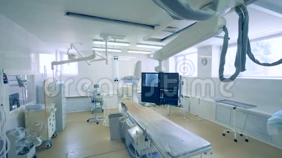 有特殊医疗设备的手术室视图4K视频的预览图