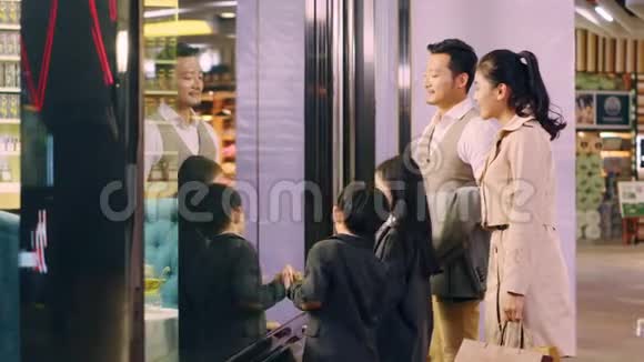 快乐的亚洲家庭购物中心视频的预览图