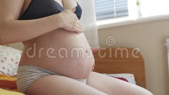 孕妇抚摸着她的胃视频的预览图