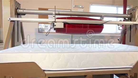 床垫应力测试床垫生产床垫质量控制耐久性试验机视频的预览图