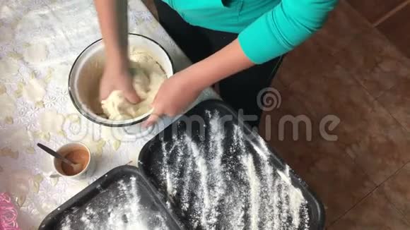 女人把面团搅拌在平底锅里分成几部分视频的预览图