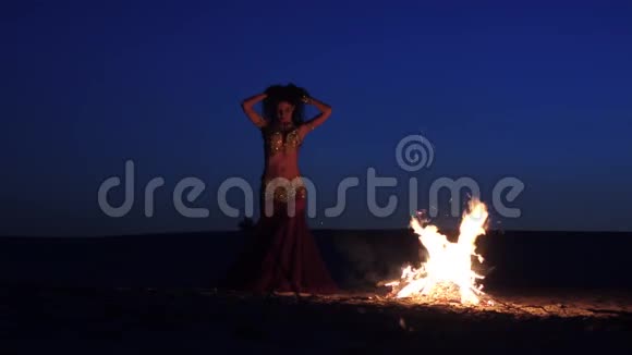 穿着特殊衣服的舞者在火边跳着肚皮舞视频的预览图