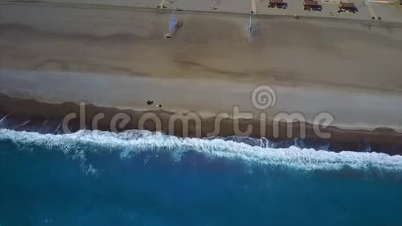 城市海滩的空中照片视频的预览图