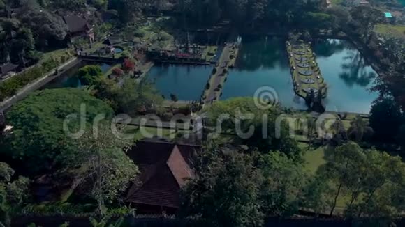 空中镜头美丽的花园在水上与湖建筑喷泉桥梁凉亭印度尼西亚视频的预览图