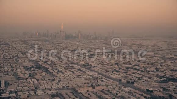 傍晚可鸟瞰迪拜天际线阿联酋视频的预览图