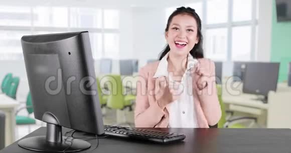 女商人坐在办公室跳舞视频的预览图