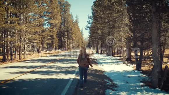 一个女人独自走在无名小卒的大街上流浪的概念视频的预览图