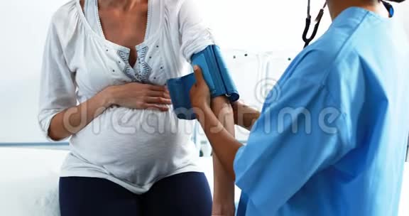孕妇血压中期检查医生视频的预览图