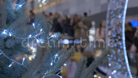 人们走过购物中心新年庆典节日装饰彩色花环视频的预览图