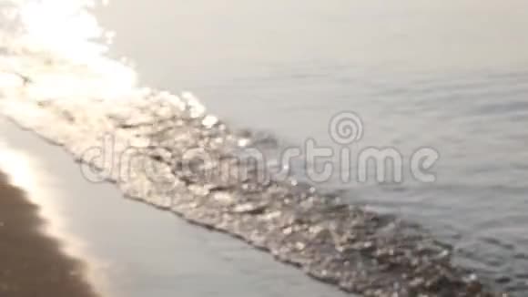 海面波光粼粼的海滩海边抽象模糊的背景视频的预览图