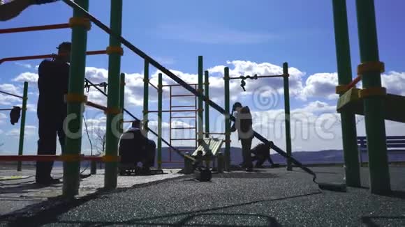一群工人用橡胶屑覆盖游乐场视频的预览图