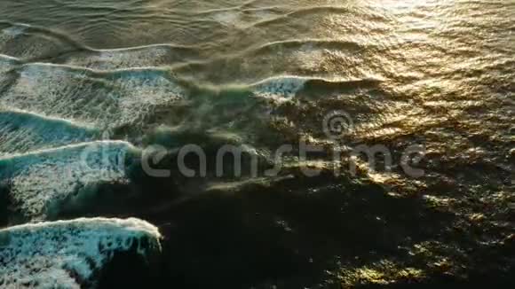 海浪和海浪鸟瞰视频的预览图