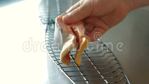 厨师把一片三文鱼烤蔬菜和排骨放在餐馆里一步一步做菜的理念视频的预览图