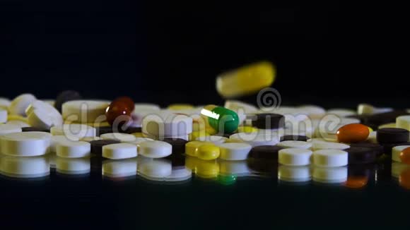 药物片和药丸从上面落下的特写视频的预览图