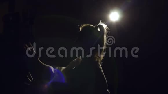 一个练习合气道的女人的剪影视频的预览图