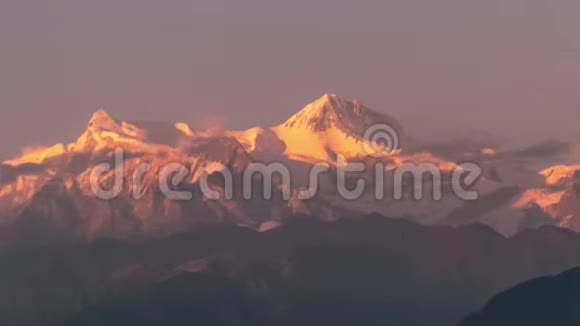 尼泊尔喜马拉雅山的安纳普纳山脉日落时分在移动的云层中时间点视频的预览图