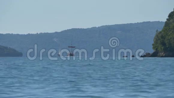 希腊群岛附近的游艇和轮船视频的预览图