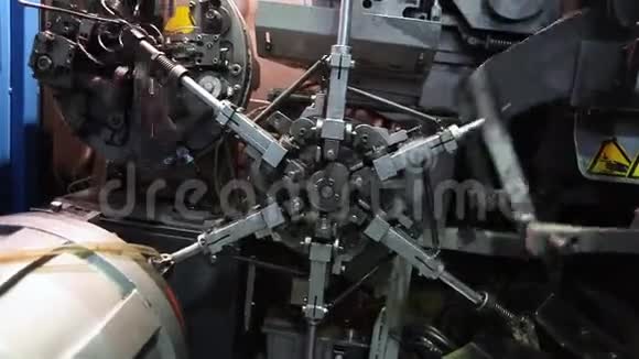生产家具弹簧的床垫块生产弹簧的机器生产车间装配视频的预览图