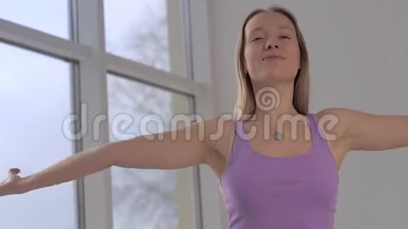 快乐的年轻女人享受她的瑜伽课平静呼吸视频的预览图