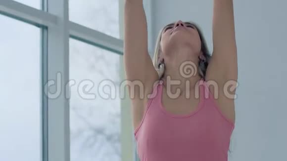 金发瑜伽女孩吸入以放松和平静她的呼吸视频的预览图