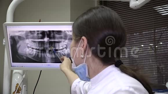 牙医在屏幕上显示X射线图像视频的预览图