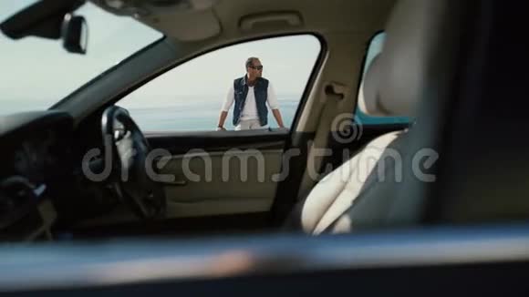 通过汽车驾驶室看到的迷人商人的画像视频的预览图